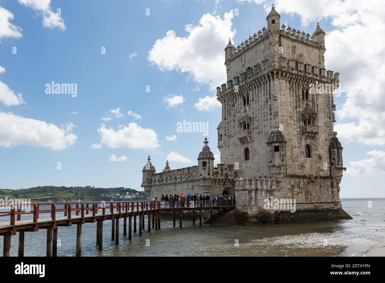 Lissabon, Portugal - 12. Mai 2018: Historischer Turm Torre de Belem am Ufer des Tejo in Lissabon, Portugal Stockfoto