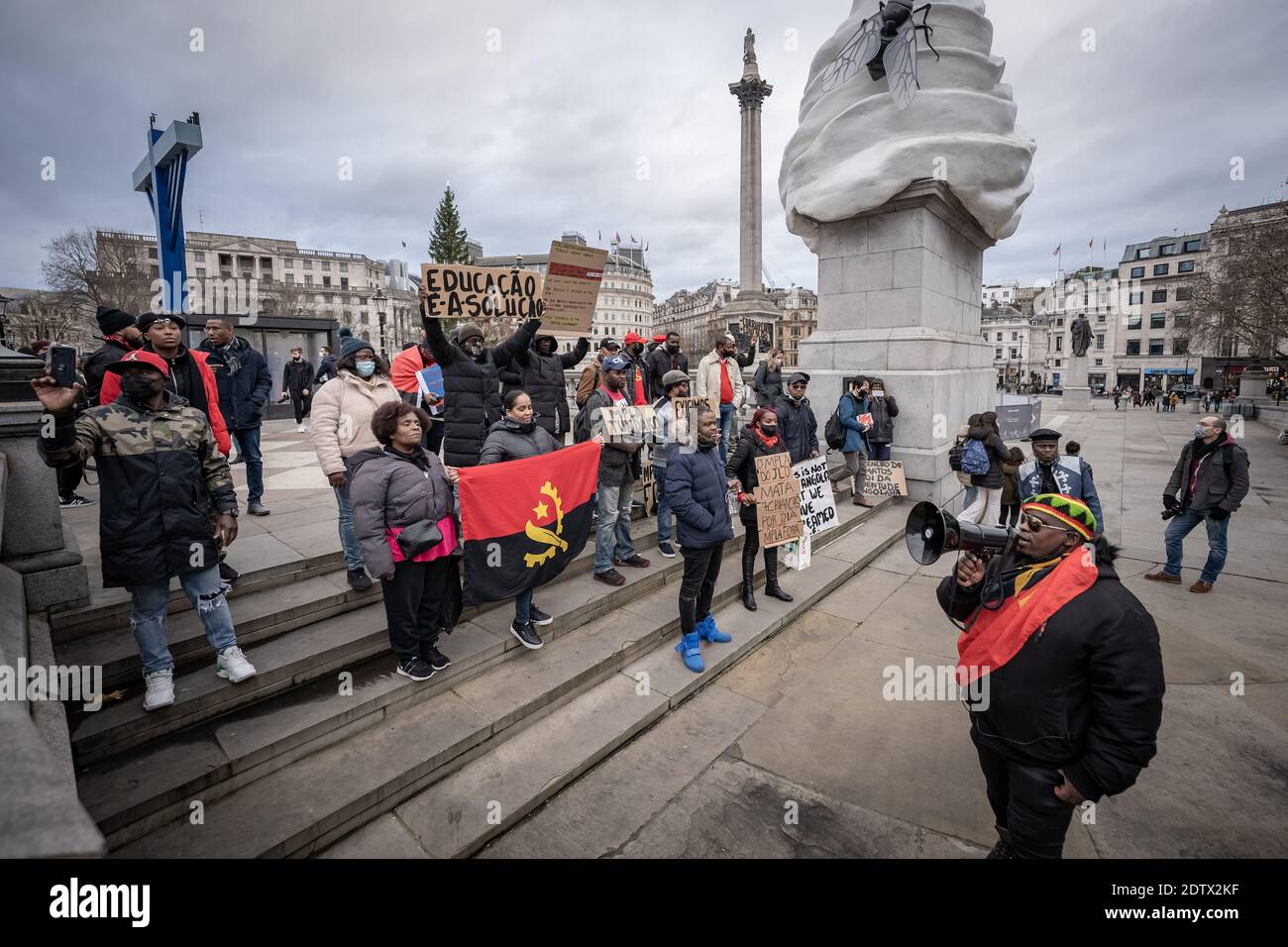 Britisch-angolanische Bürger protestieren gegen die Regierung auf dem Londoner Trafalgar Square. Stockfoto
