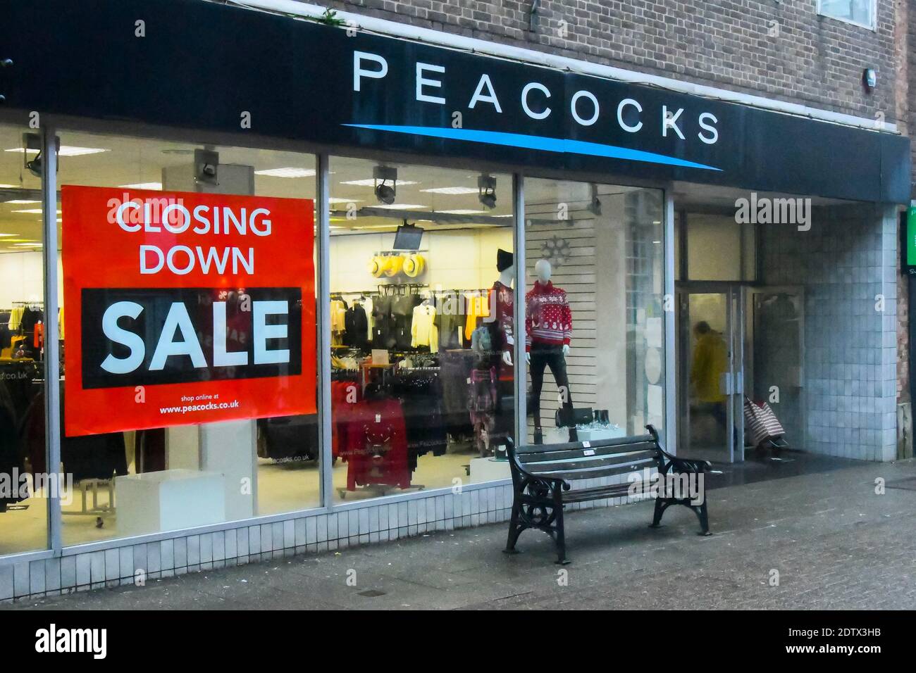 Dorchester, Dorset, Großbritannien. Dezember 2020. Der Pfauenladen in Dorchester in Dorset mit einem Schließschild im Fenster an einem trüben, nebligen Nachmittag. Bild: Graham Hunt/Alamy Live News Stockfoto