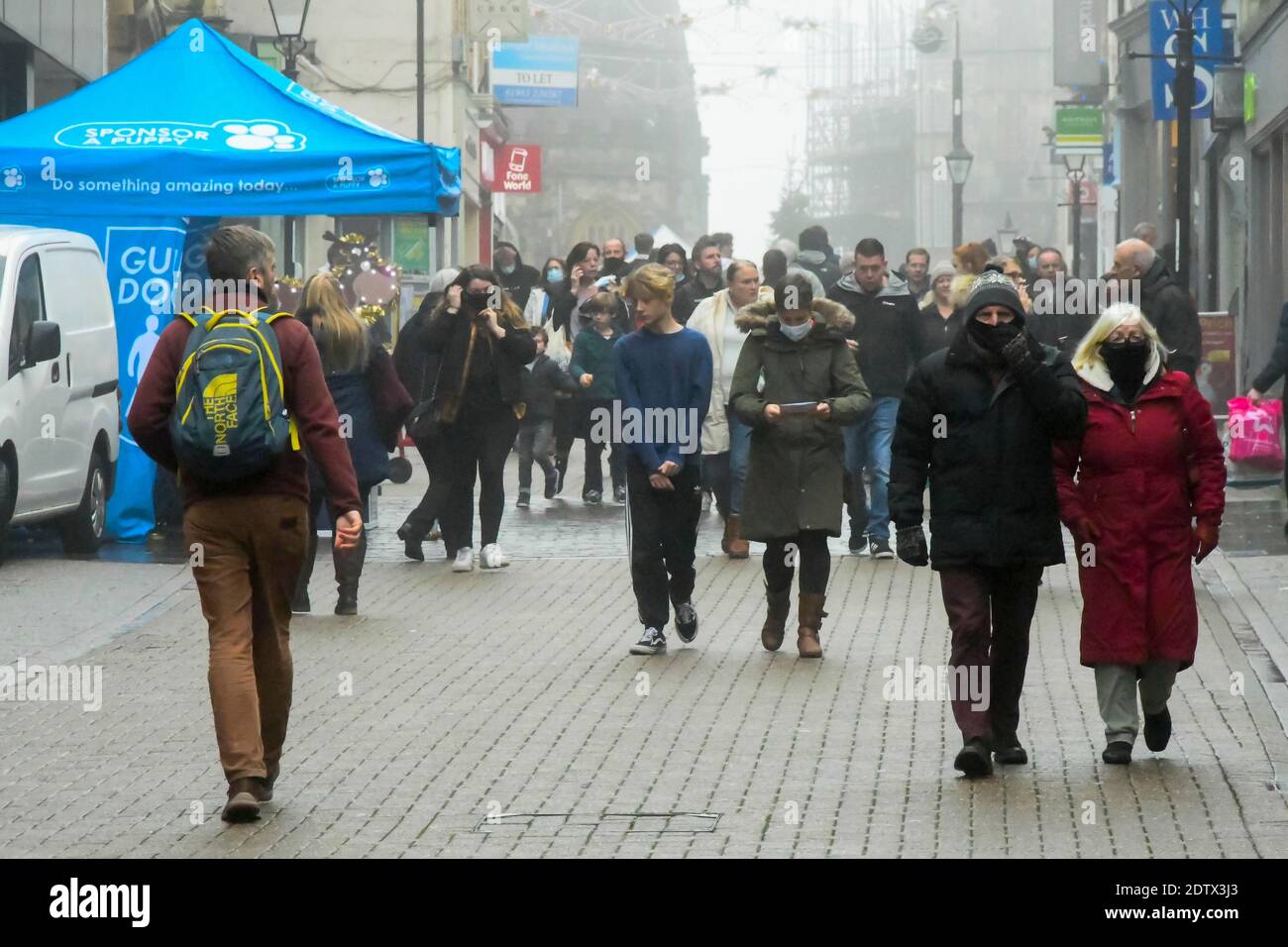 Dorchester, Dorset, Großbritannien. Dezember 2020. Wetter in Großbritannien. South Street in Dorchester in Dorset ist mit Weihnachtseinkäufern an einem trüben, nebligen Nachmittag beschäftigt. Bild: Graham Hunt/Alamy Live News Stockfoto