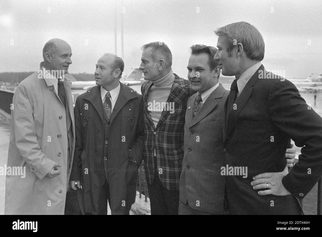 Teilnehmer des Weltraumprogramms Apollo Sojus im Juli 1975, von links nach rechts Thomas P. STAFFORD, Kommandant, Aleksej A. LEONOV, Pilot, Donald K. SLAYTON, Andockmodul-Pilot, Valery N. KUBASOV, Flugingenieur, Marke Vance D., Command Module Pilot, das erste gemeinsame Weltraumexperiment russischer Kosmonauten und amerikanischer Astronauten, Das Apollo-Sojus-Programm, weltweite Nutzung Stockfoto