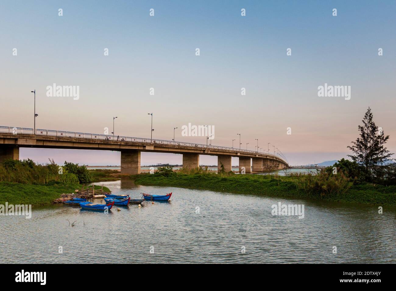 Schöne Kammer Tuy Hoa Stadt in Vietnam. Landschaftsfoto mit blauem Himmel. Hauptstadt der Provinz Phu Yen. Stockfoto