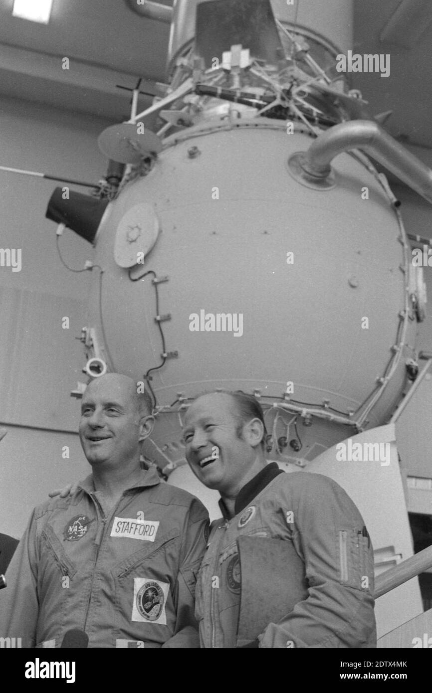 Die Teilnehmer des Weltraumprogramms Apollo Sojus im Juli 1975, von links nach rechts Thomas P. STAFFORD, Kommandant, Aleksej A. LEONOV, Pilot, das erste gemeinsame Weltraumexperiment von russischen Kosmonauten und amerikanischen Astronauten, das Apollo Sojus-Programm, Â Einsatz weltweit Stockfoto