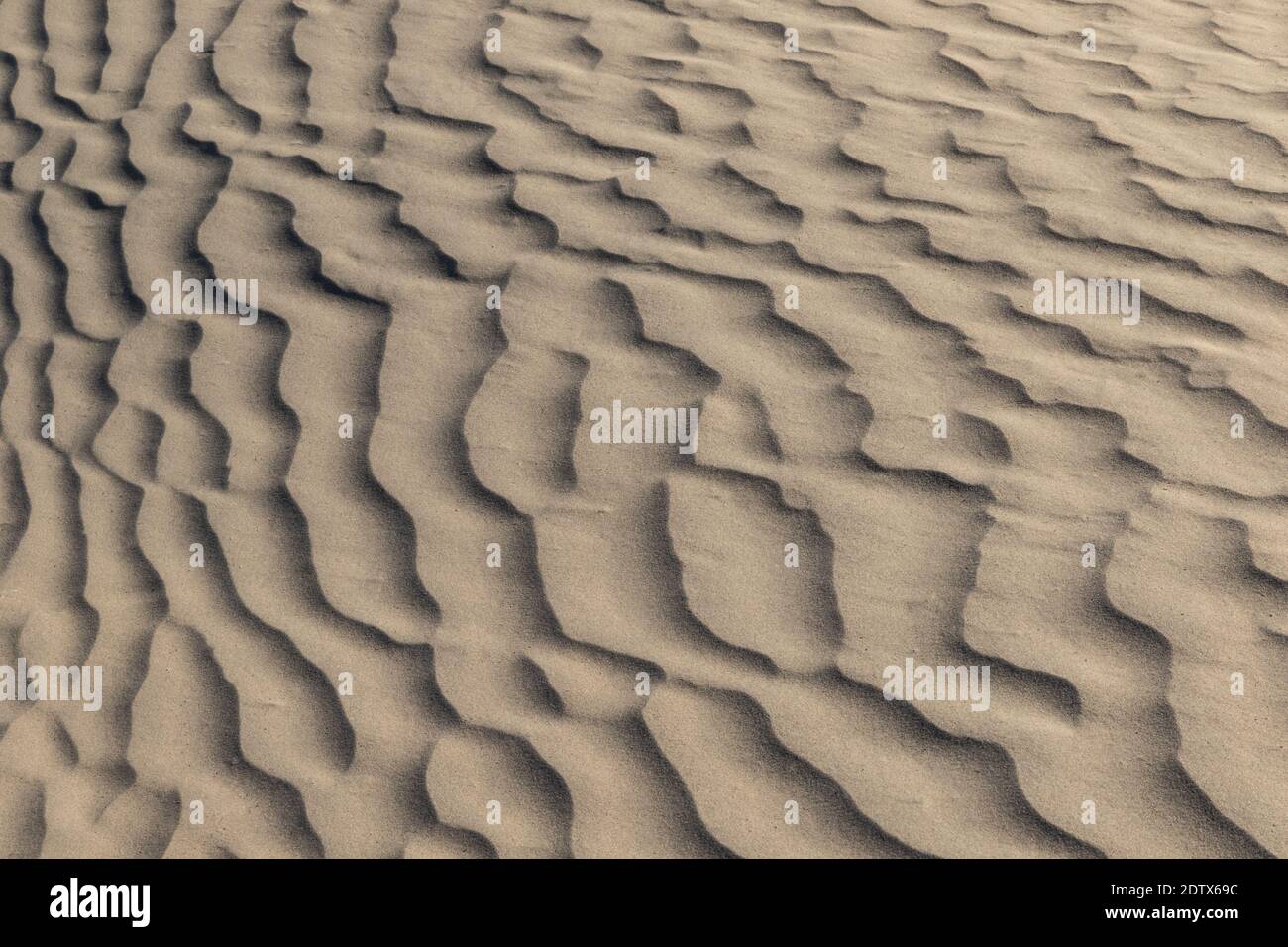 Muster im Sand durch den Wind, Mesquite Dunes, Death Valley, Kalifornien. Gesamteffekt ist ein ruhiges, fließendes Muster, ähnlich wie Wellen in einem steifen Stockfoto