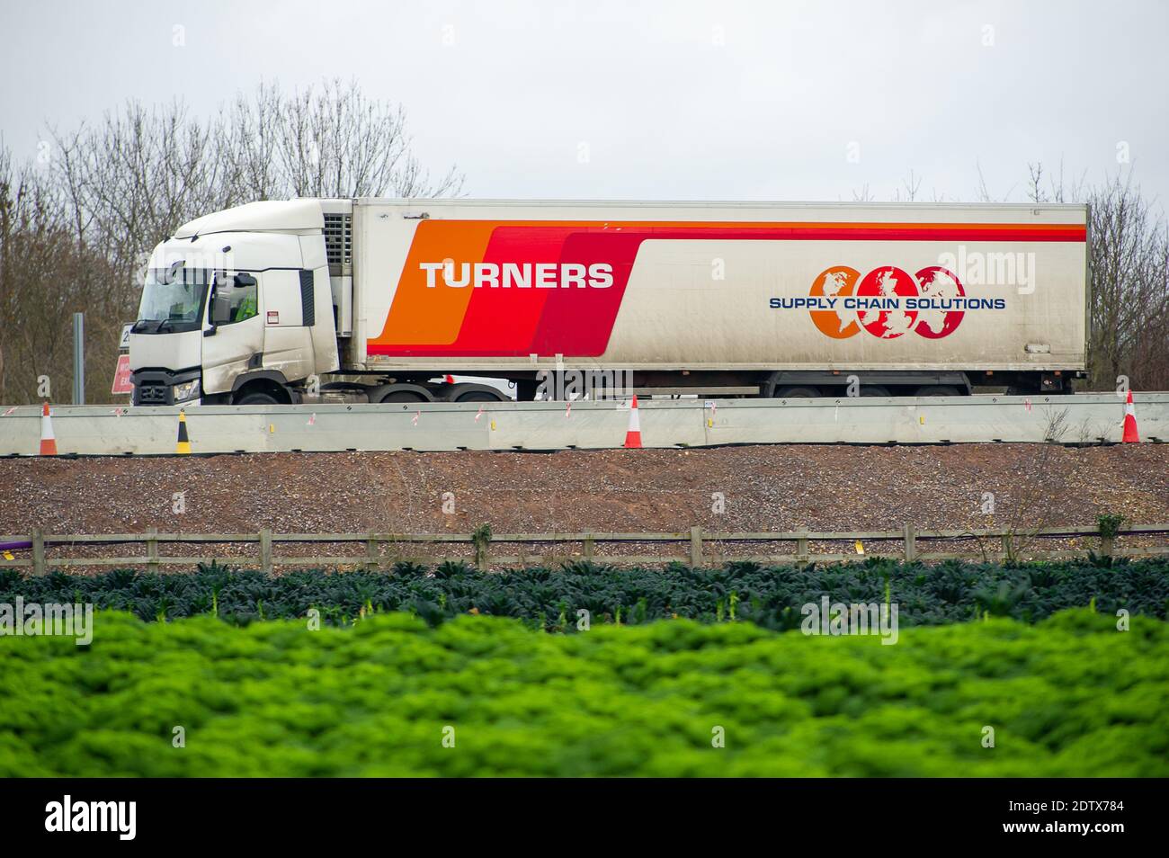 Dorney, Großbritannien. Dezember 2020. A Turners Supply Chain Solutions LKW auf der M4 heute. Nach der neuen Covid-19-Variante im Südosten Englands hat Frankreich seine Kanalhäfen für den britischen Güterverkehr geschlossen. Trotzdem war es heute wie gewohnt, da noch viele Frachtsendungen auf der M4 transportiert wurden. Die Aktion von Emmanuel Macron, dem Präsidenten Frankreichs, könnte zu einem vorübergehenden Mangel an importiertem Zitrusfrüchten und Gemüse aus der EU führen, doch scheint die französische Aktion nur die Kampagne zum Kauf von Briten zu verstärken. Quelle: Maureen McLean/Alamy Stockfoto