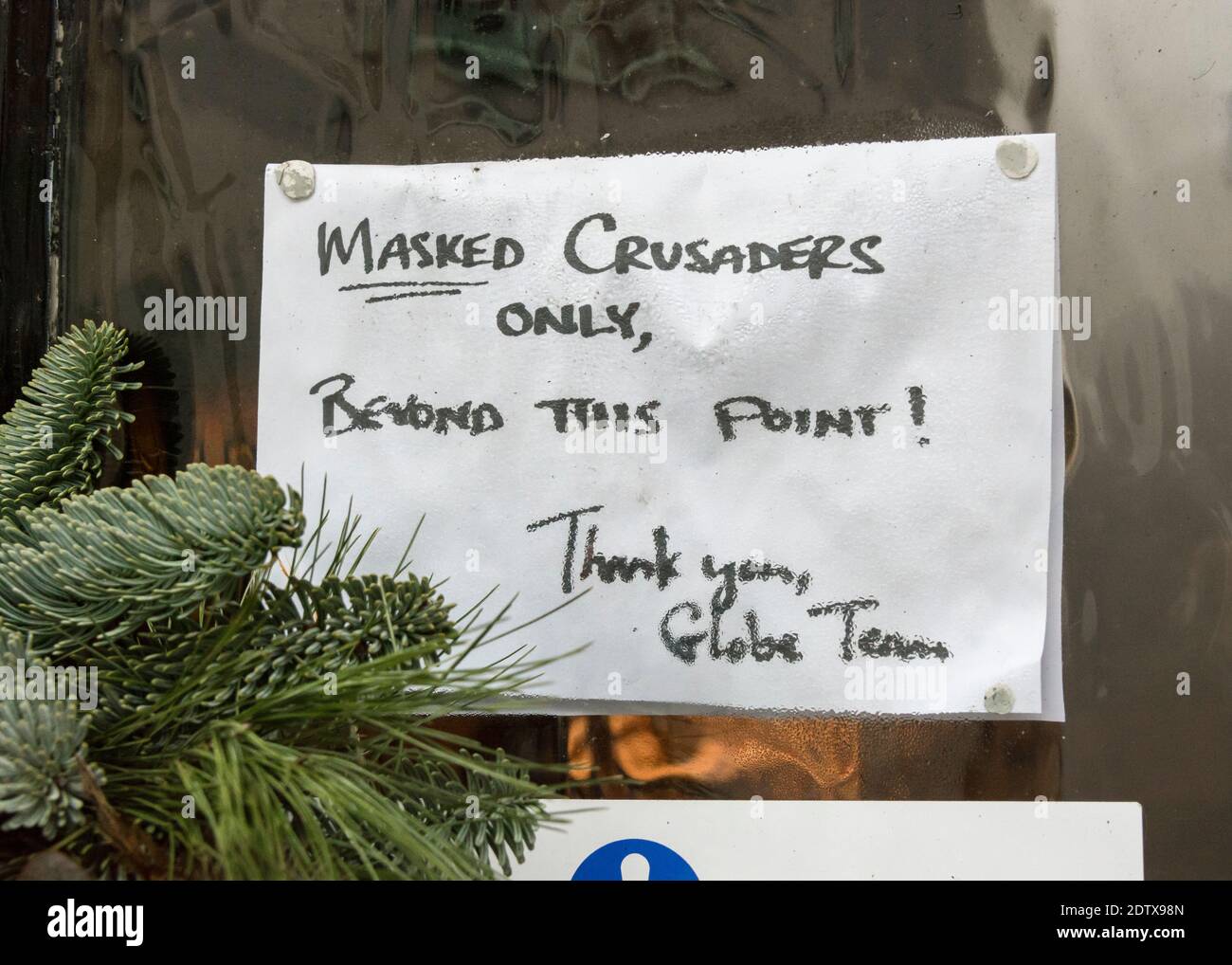 Sicherheitsvorschriften für Pub-Kunden in Großbritannien nach der Covid-Sperre. Schild an der Eingangstür des Globe Inn, Lostwithiel, Warnung vor ihrer Covid-Regel Routine. Stockfoto