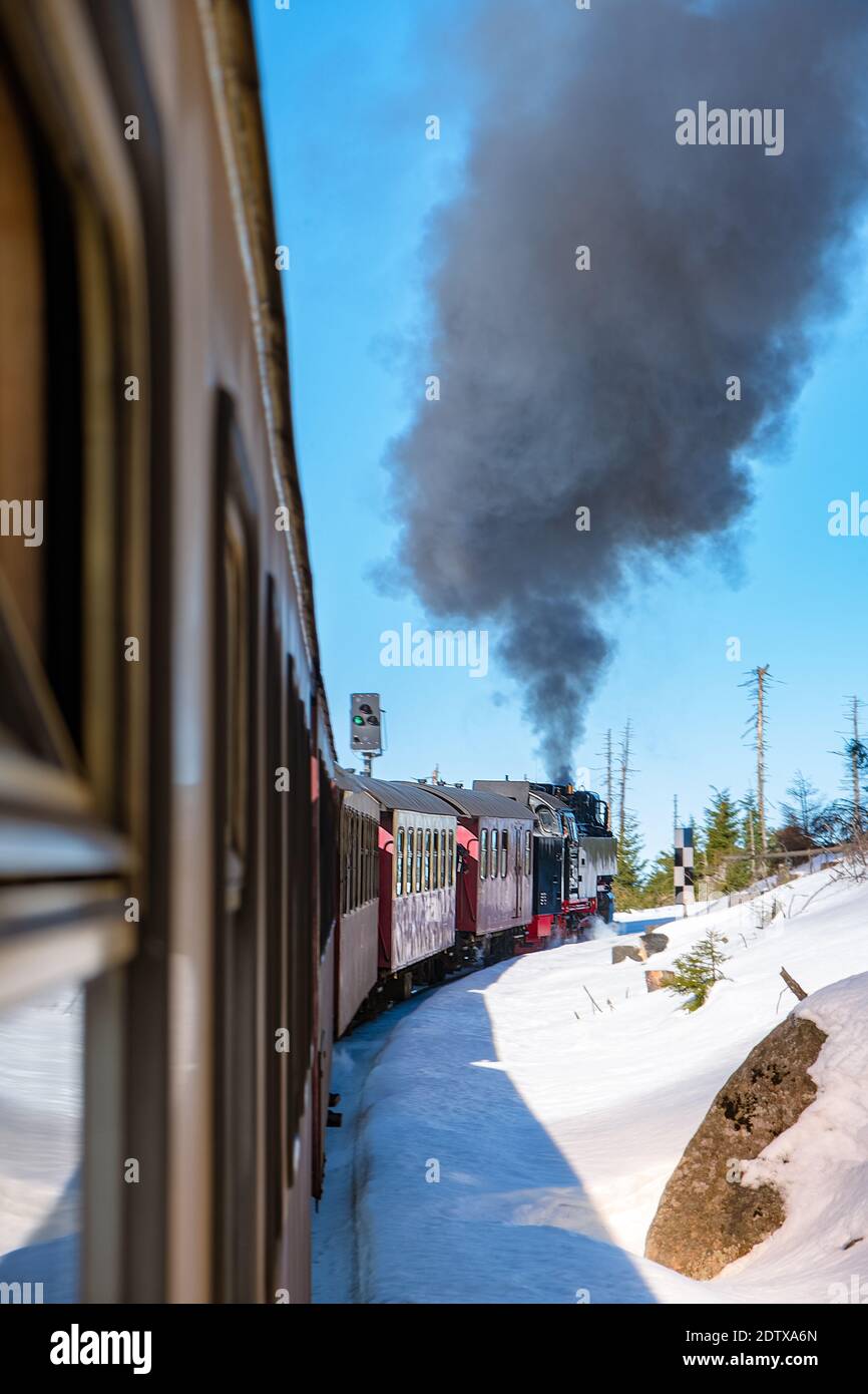 Nationalpark Harz Deutschland, Dampfzug auf dem Weg nach Brocken durch die Winterlandschaft, berühmte Dampfbahn durch den Winterberg. Brocken, Nationalpark Harz in Deutschland Europa Stockfoto