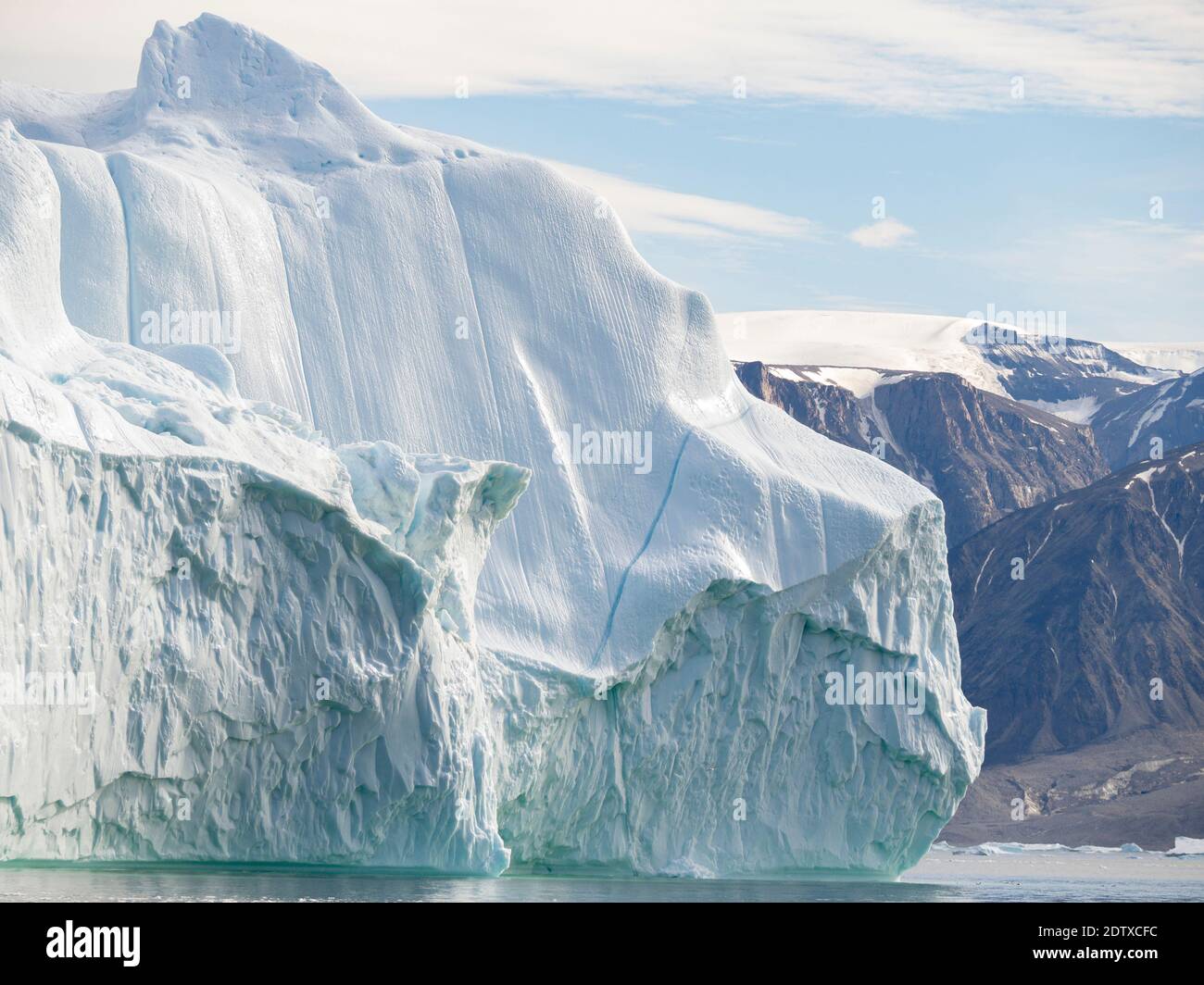 Eisberg im Uummannaq Fjord System. Vergletscherte Halbinsel Nuussuaq im Hintergrund. Amerika, Nordamerika, Grönland, Dänemark Stockfoto