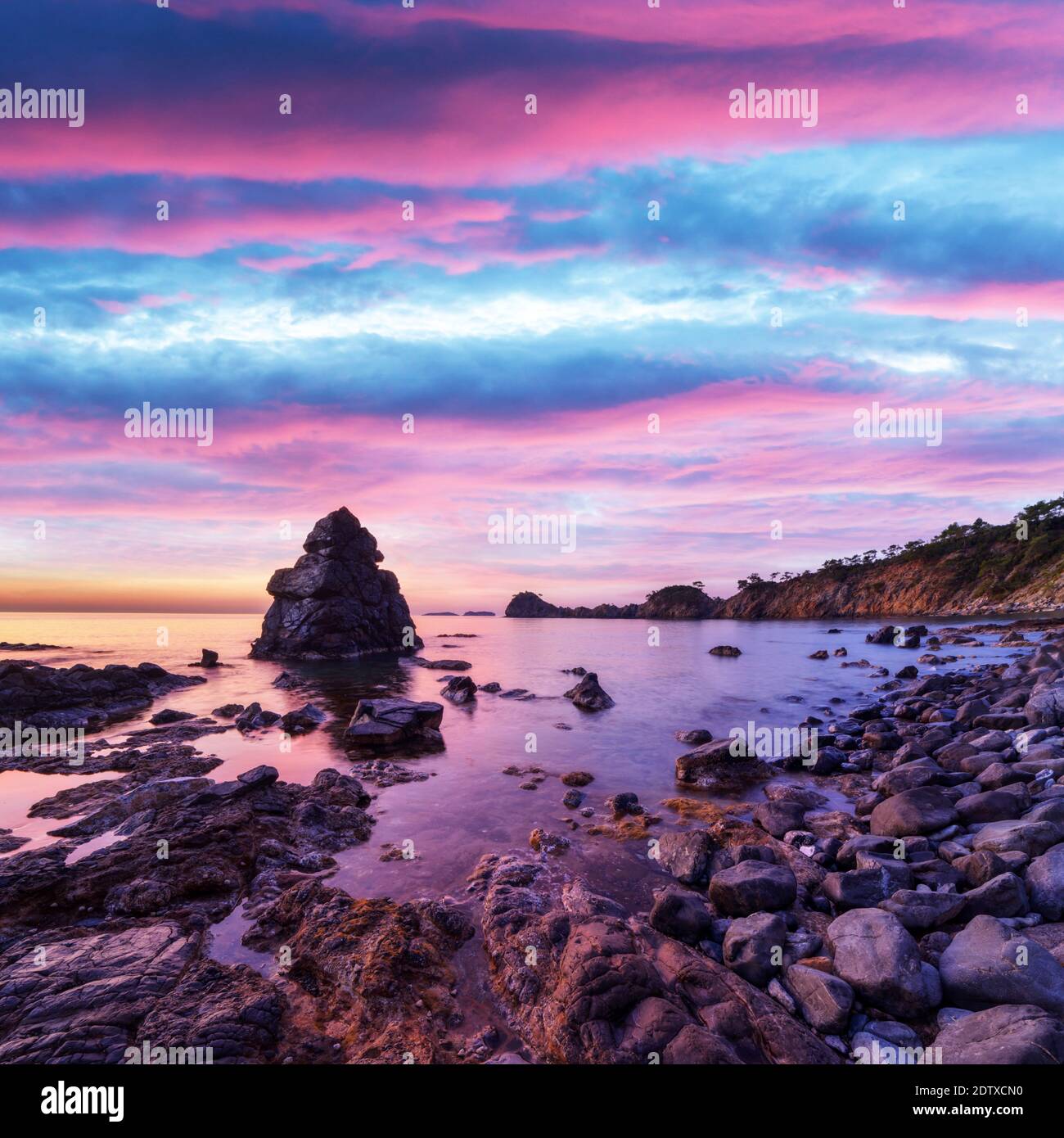 Erstaunliche mediterrane Meereslandschaft in der Türkei während des Sonnenuntergangs. Landschaftsfotografie Stockfoto