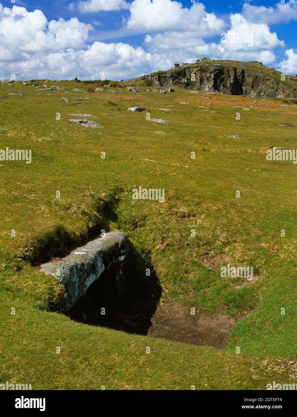 Eine sekundäre Grabkammer auf der E-Seite von Rillaton Barrow, Bodmin Moor, England, UK, mit Blick nordwestlich zur Geesewring Granitformation auf Stowes Hill. Stockfoto