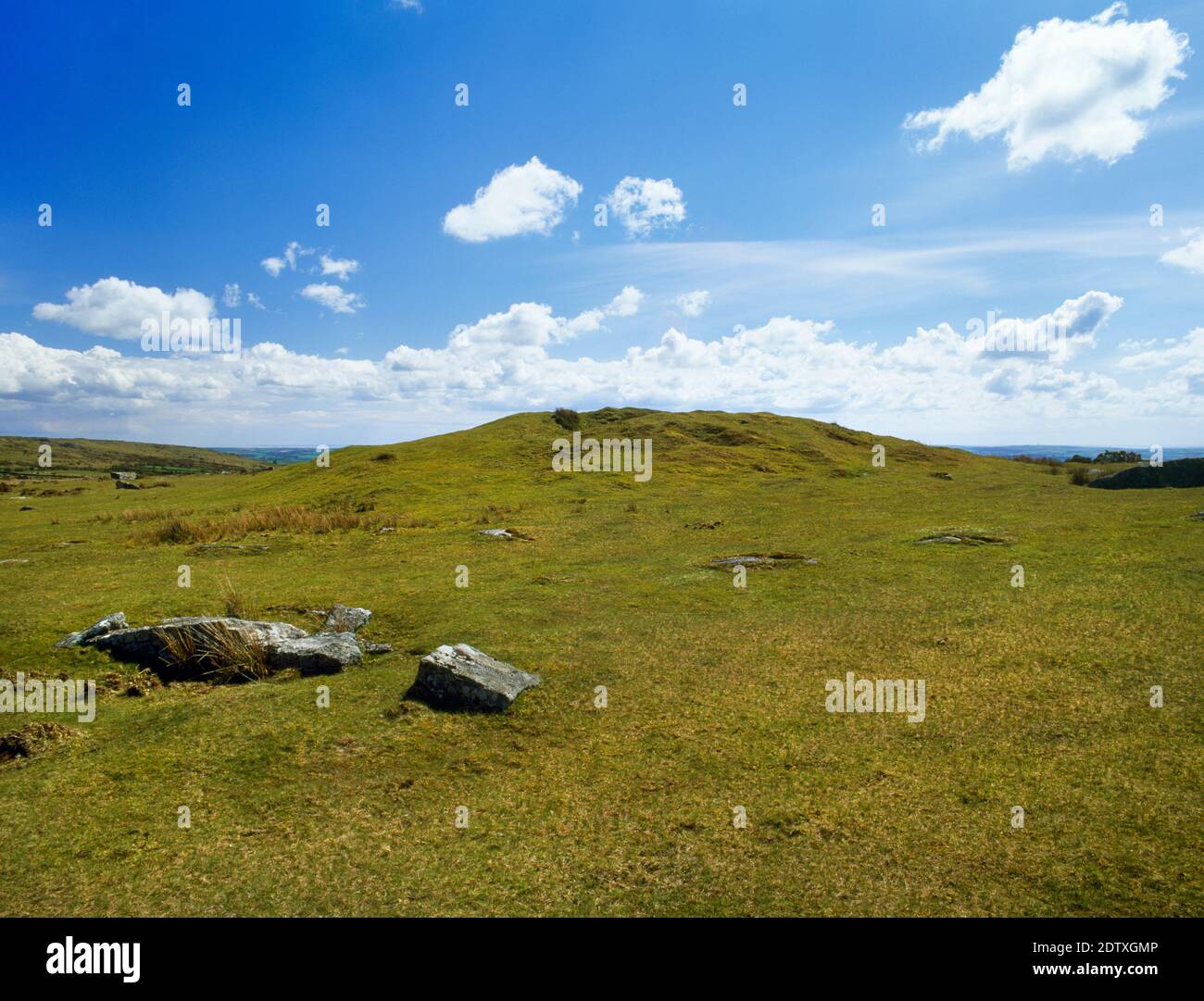 Ansehen SSW of the Rillaton Bronze Age Round Barrow, Bodmin Moor, Cornwall, England, UK, dessen Grabkammer ein Skelett mit einem gerippten Goldbecher enthielt. Stockfoto