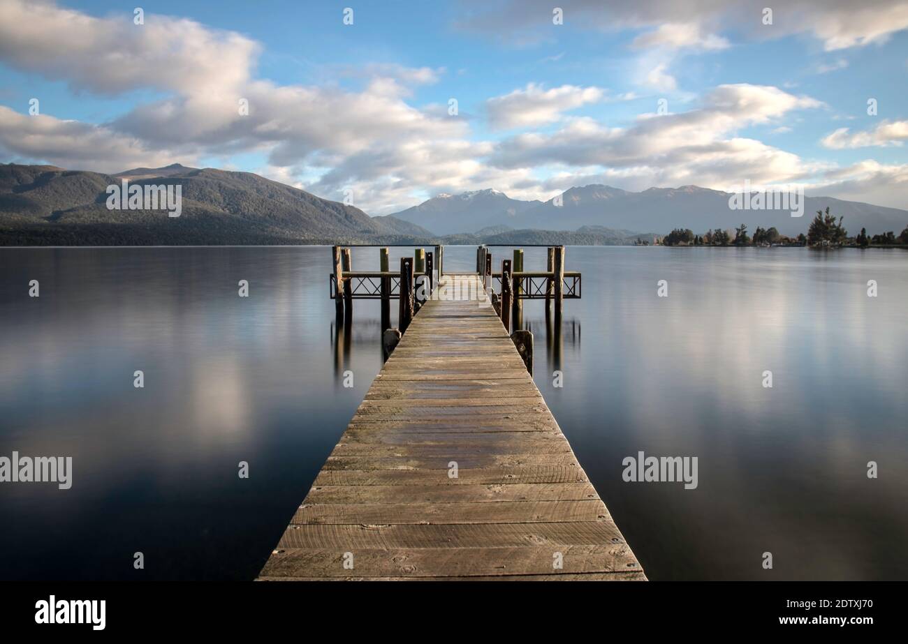 Die Ruhe einer Langzeitaufnahme mit Blick auf den See von TeAnau in Neuseeland, kein Lärm, keine Menschen nur Ruhe und Natur. Stockfoto