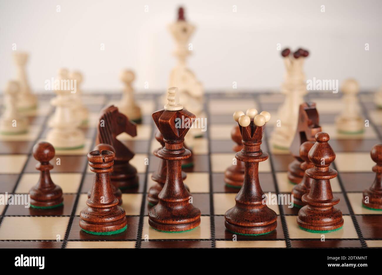 Schachspiel mit Brett und Figuren.Spiel für Ideen und Wettbewerb. Selektiver Fokus. Stockfoto