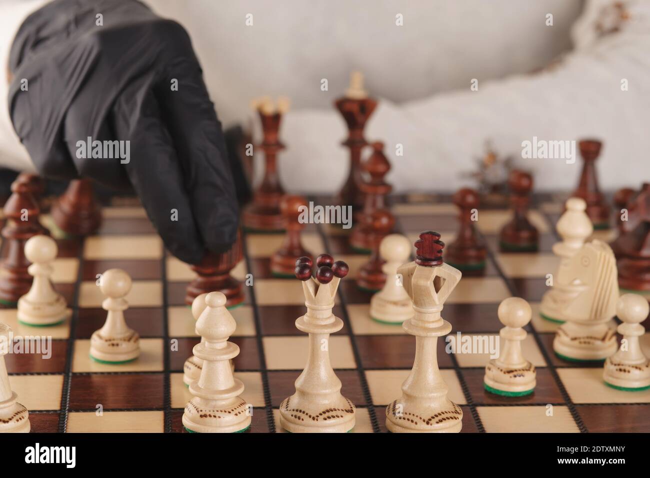 Schach spielen mit Schutzhandschuhen. Schachspiel. Selektiver Fokus. Stockfoto