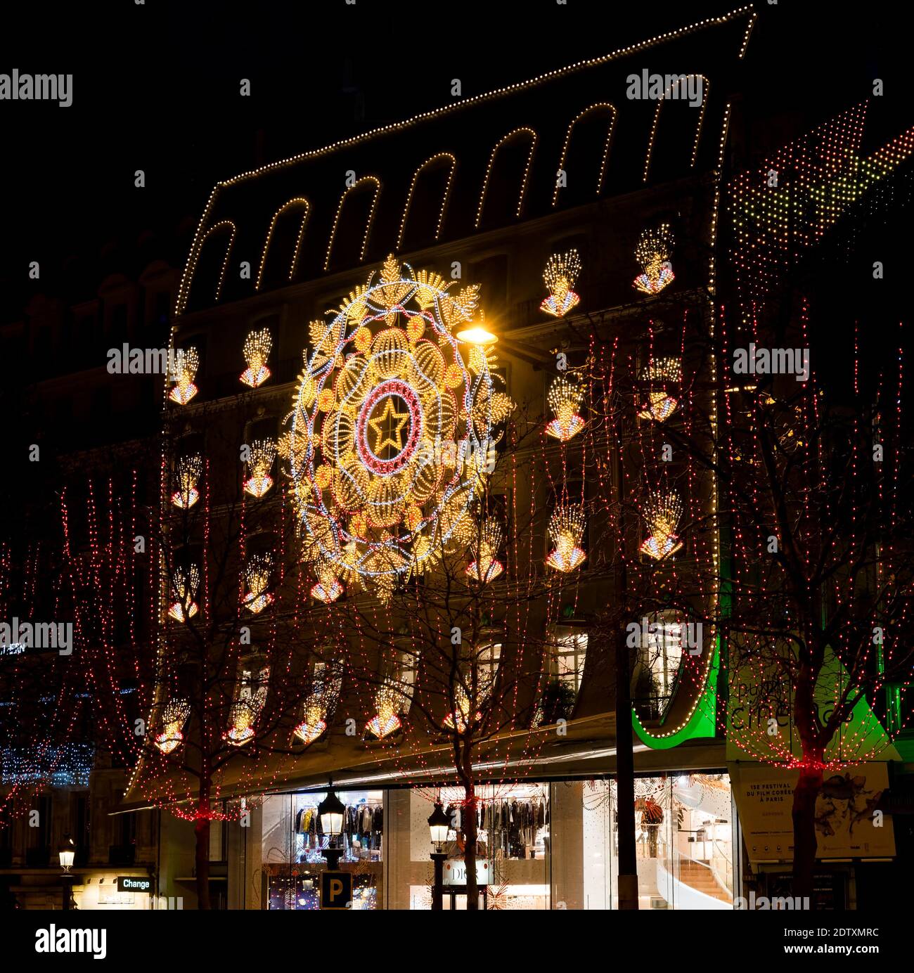 Dior mit Weihnachtsbeleuchtung auf der Avenue des Champs Elysees - Paris, Frankreich Stockfoto
