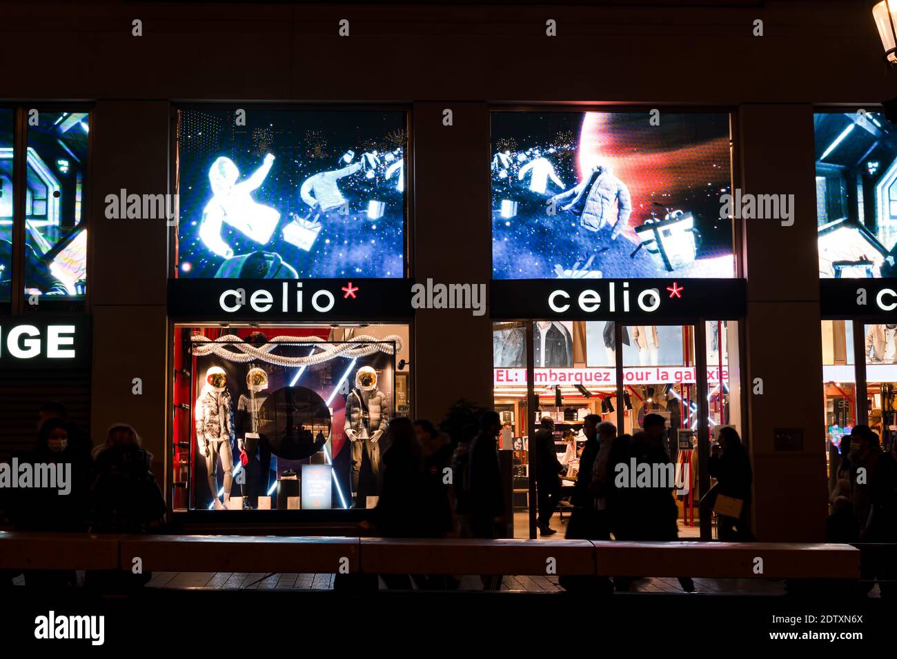 Celio bei Nacht auf der Avenue des Champs Elysees - Paris, Frankreich Stockfoto