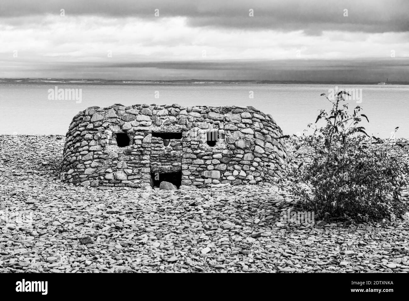 Eine alte Abwehrpillenbox am Strand von Porlock Weir, Somerset UK Stockfoto