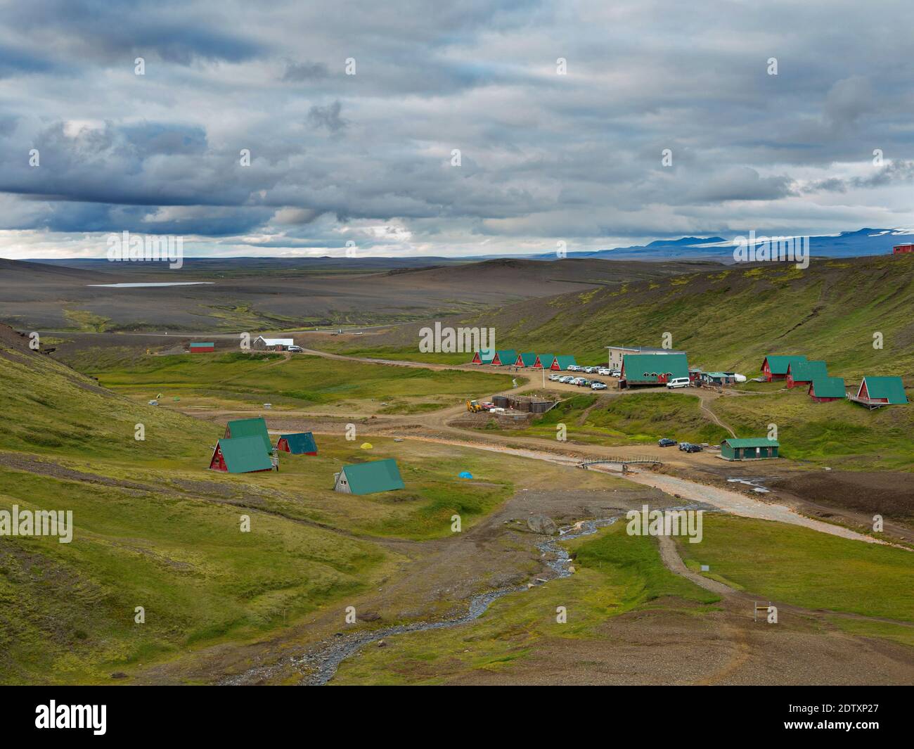 Campingplatz und Hotel. Das Geothermalgebiet Hveradalir in den Bergen Kerlingarfjoell im Hochland Islands. Europa, Nordeuropa, Island, Aug Stockfoto