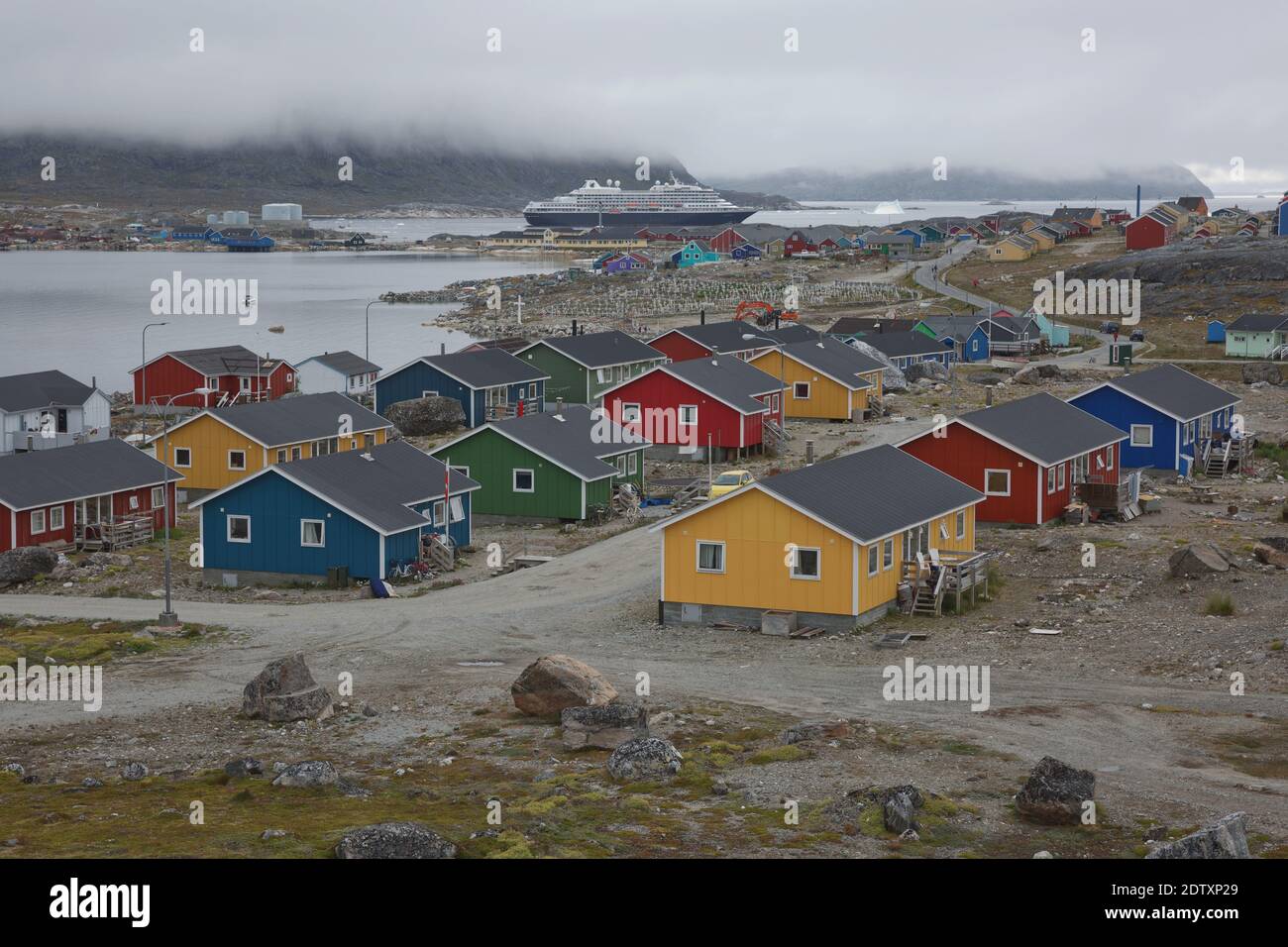 Nanortalik, Grönland - 27. August 2017: Architektur und bunte Häuser in der kleinen Stadt Nanortalik in Grönland zusammen mit seinem wilden und ungeplünderten Stockfoto