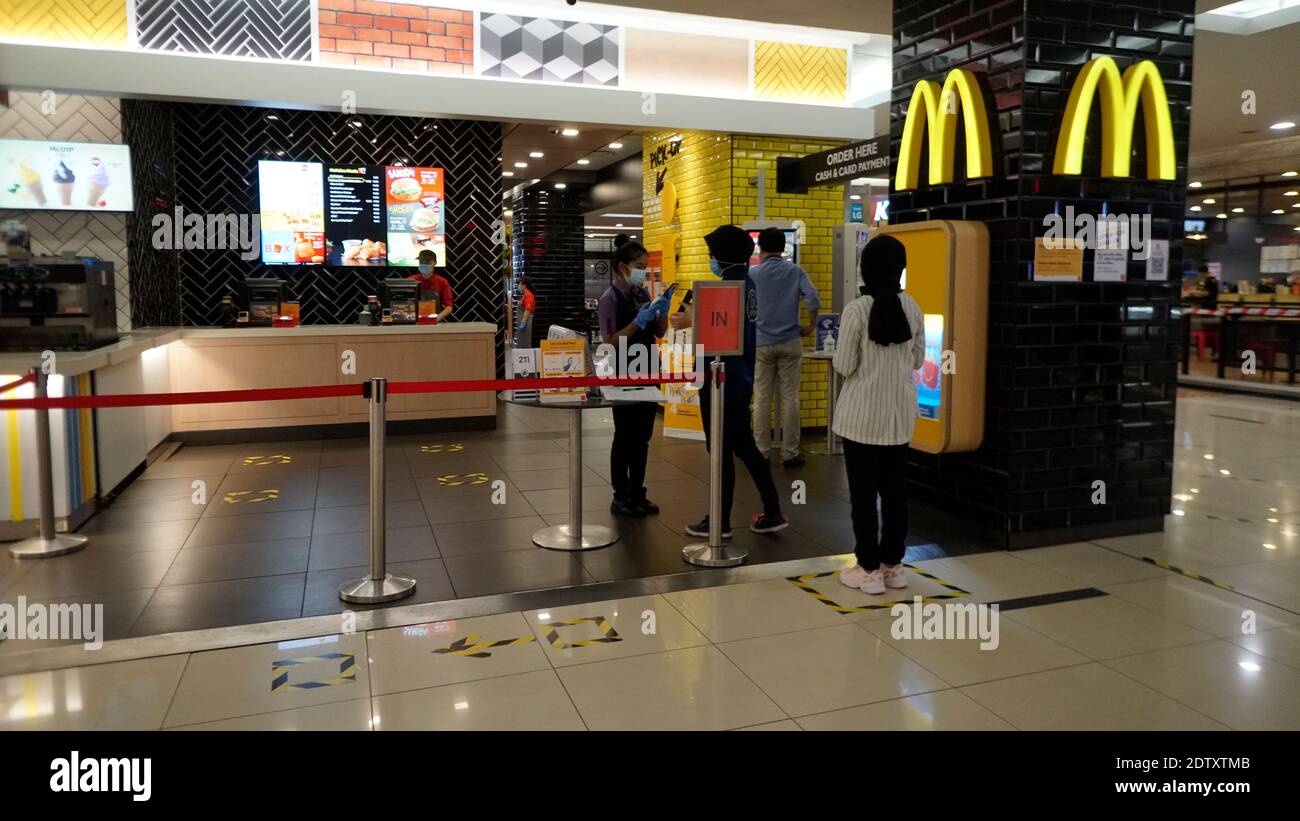 Rawang, Selangor, Malaysia, 23. Dezember 2020 - McDonald Fast-Food-Restaurant Ladentisch mit Menschen Maske während Covid tragen 19 Pandemie Stockfoto