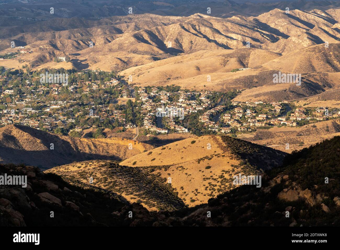Blick auf die Berge der Vorstadt Zersiedelung in der Nähe von Los Angeles in Simi Valley California. Stockfoto
