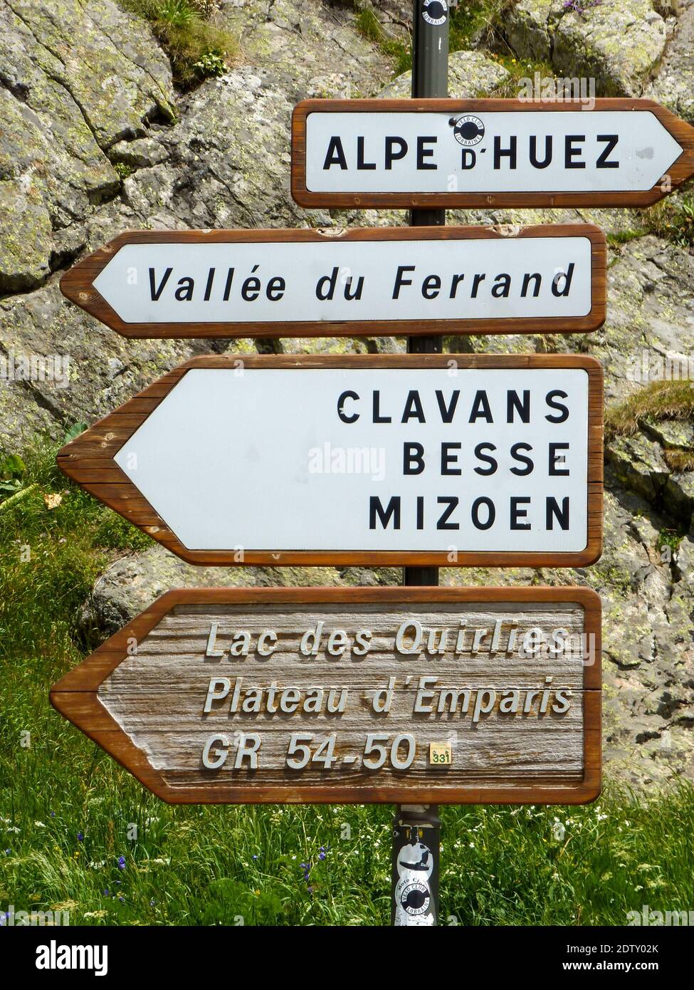 Straßenschilder bei Alpe d'Huez in der Auvergne, Frankreich Stockfoto