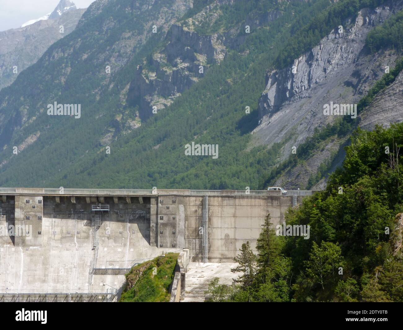 Blick auf Staudamm und See von Chambon in der Auvergne in Frankreich Stockfoto