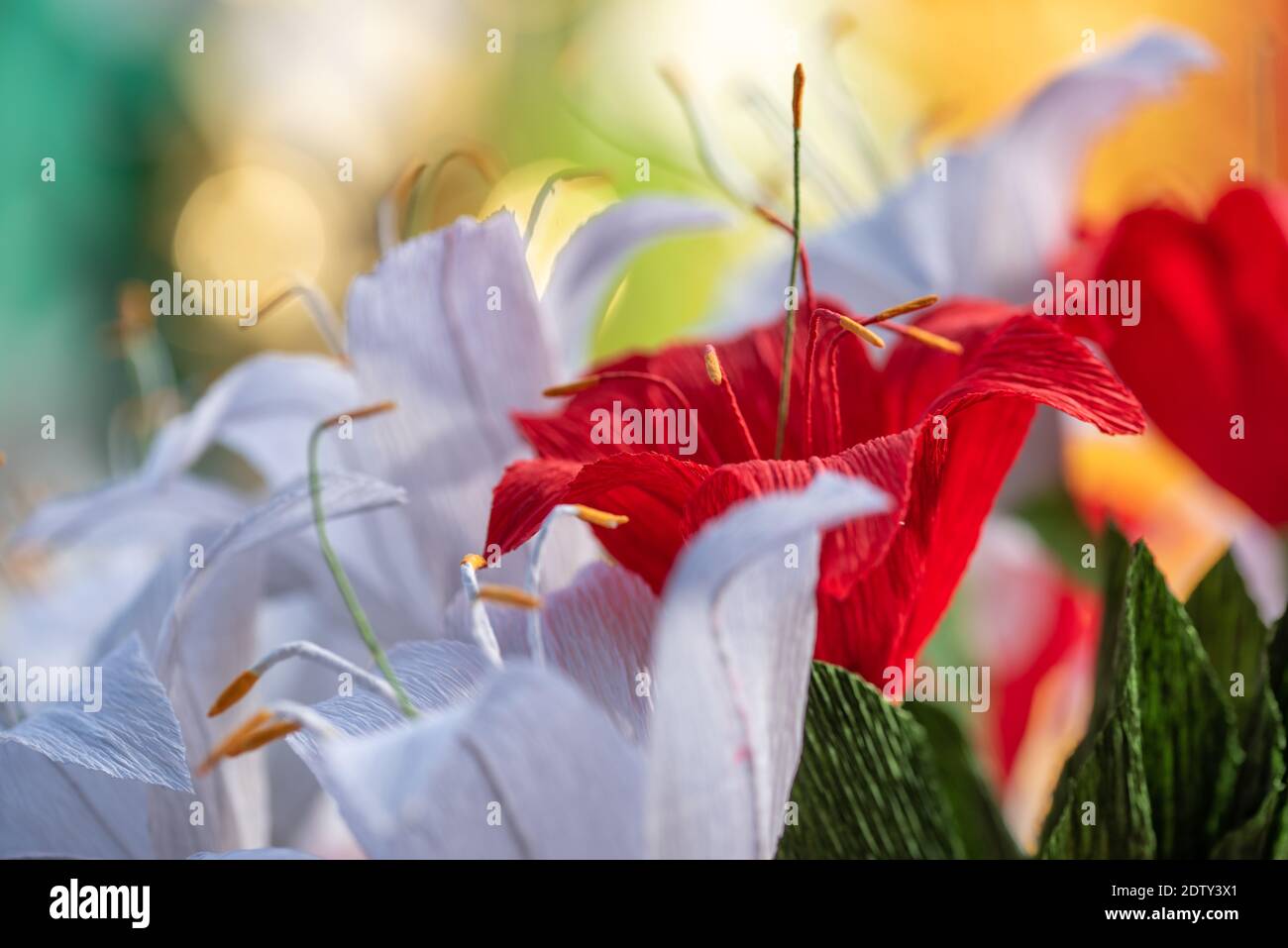Papiroflexie, Papierblumen in Farben Stockfoto