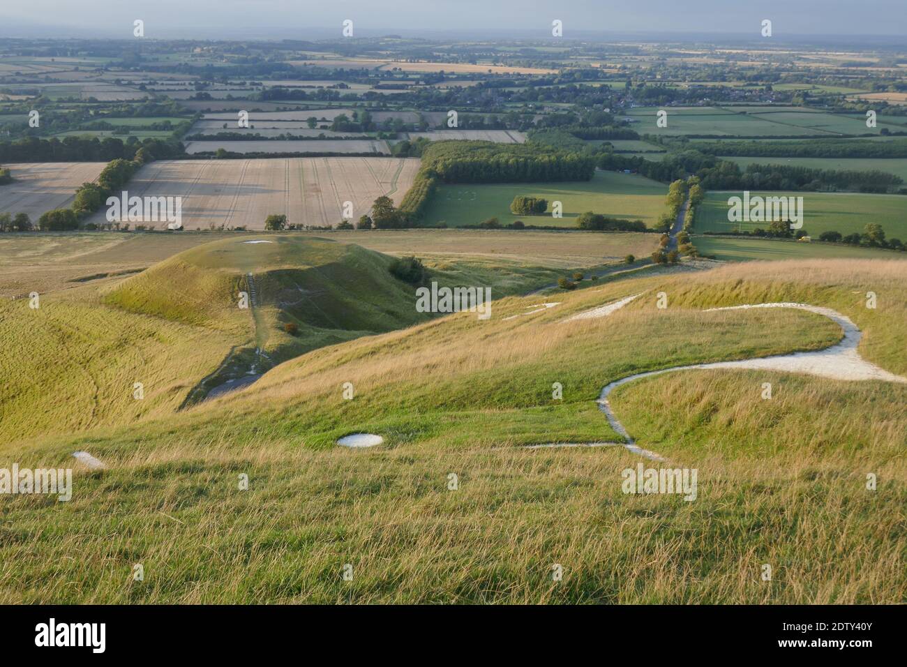 Englische Landschaft von White Horse Hill Uffington mit Pferdezeichnung Auf einem Hügel Stockfoto