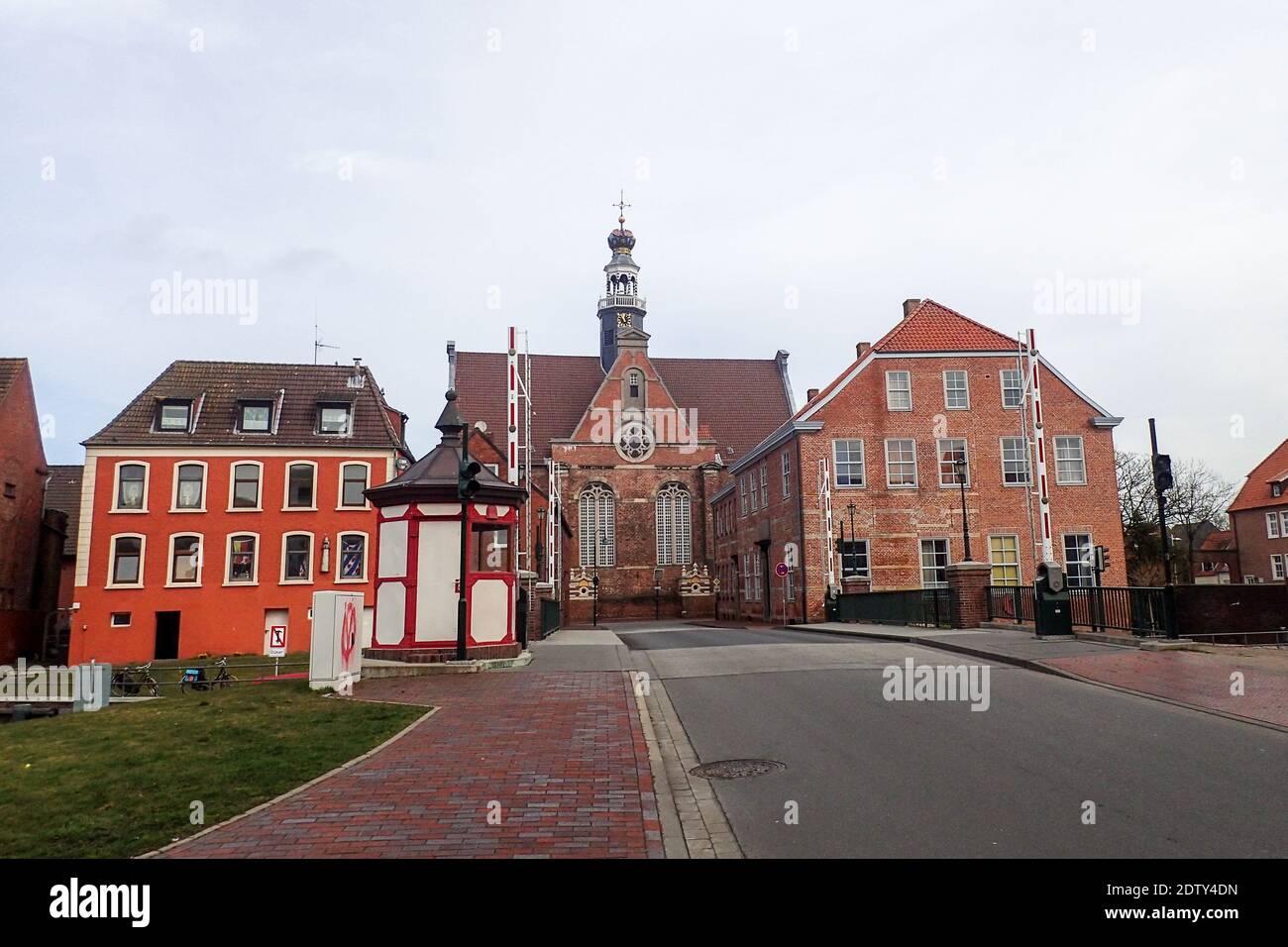 Emden, Deutschland - 4. April 2018: Gebäude, historische und künstlerische Strukturen der Stadt Stockfoto