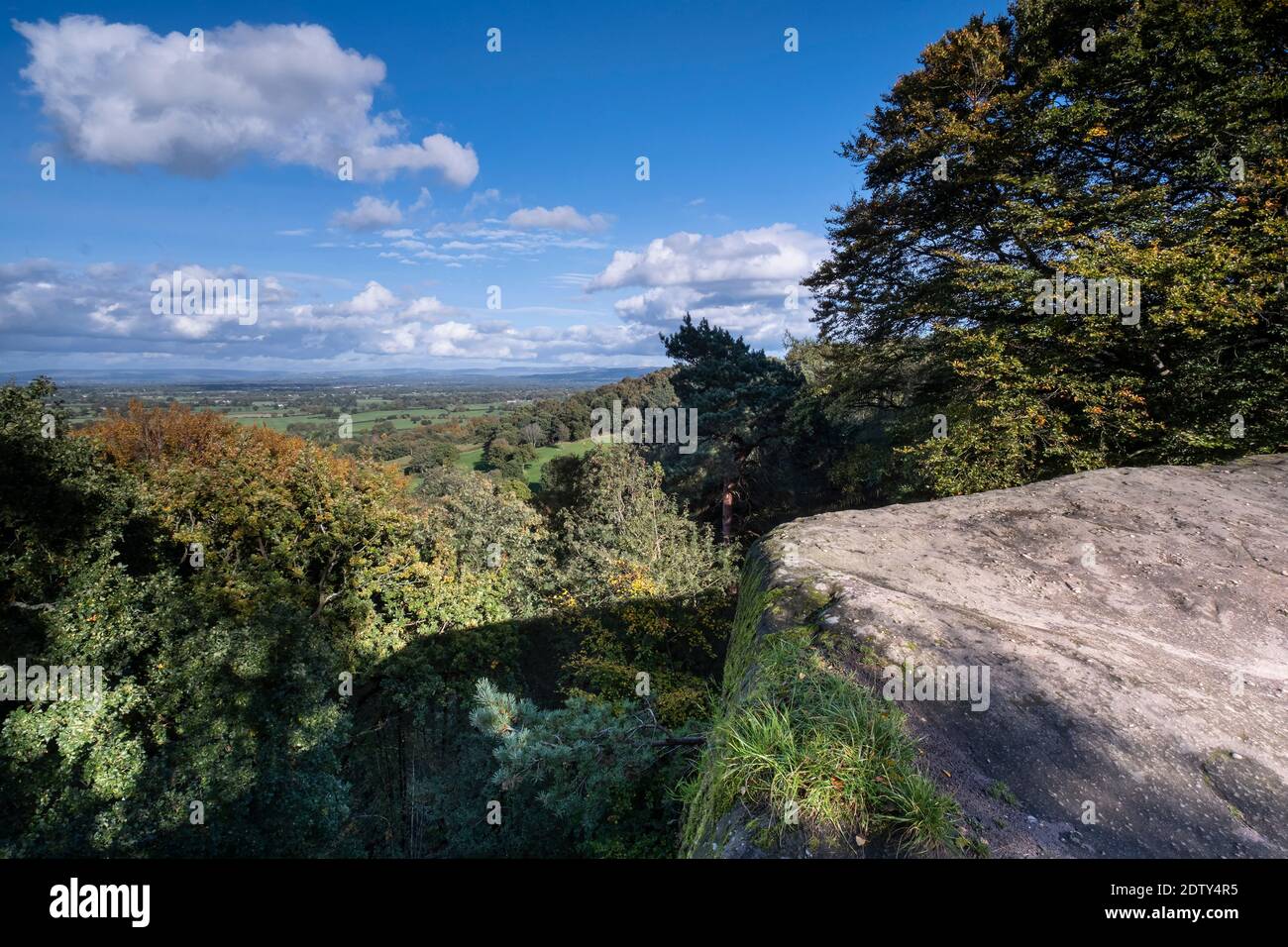 Ausblick von Castle Rock über die Cheshire Plain im Herbst, Alderley Edge, Cheshire, England, Großbritannien Stockfoto