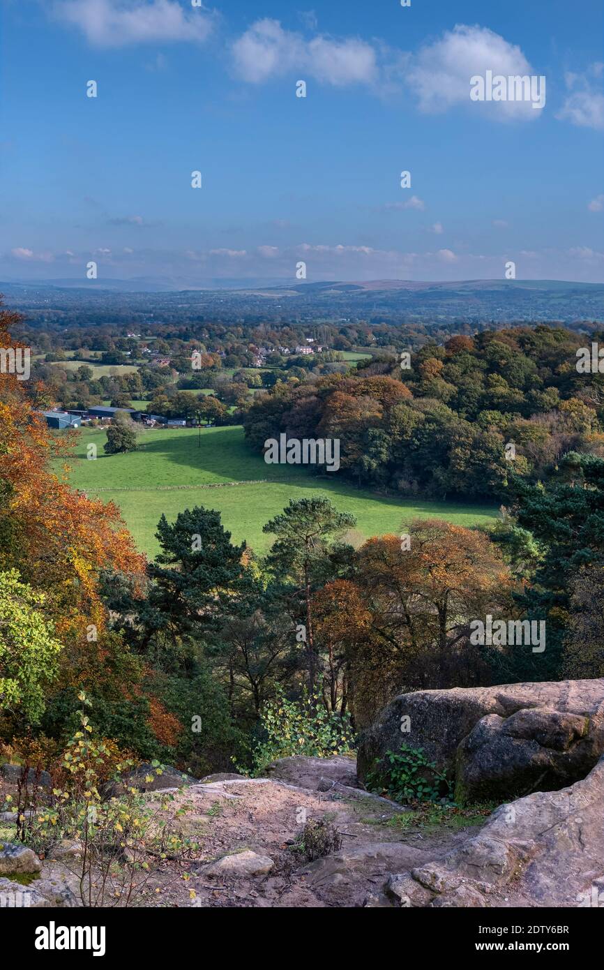 Blick vom stürmischen Punkt über die Cheshire Plain im Herbst, Alderley Edge, Cheshire, England, Großbritannien Stockfoto