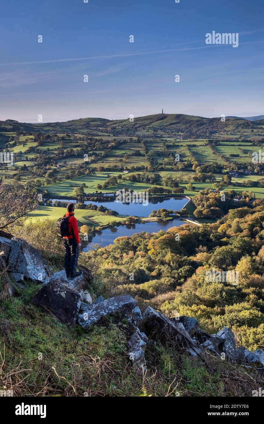 Walker mit Blick auf die TEGG Nose & Bottoms Reservoirs von TEGG’s Nose, in der Nähe von Macclesfield, Cheshire, England, Großbritannien Stockfoto