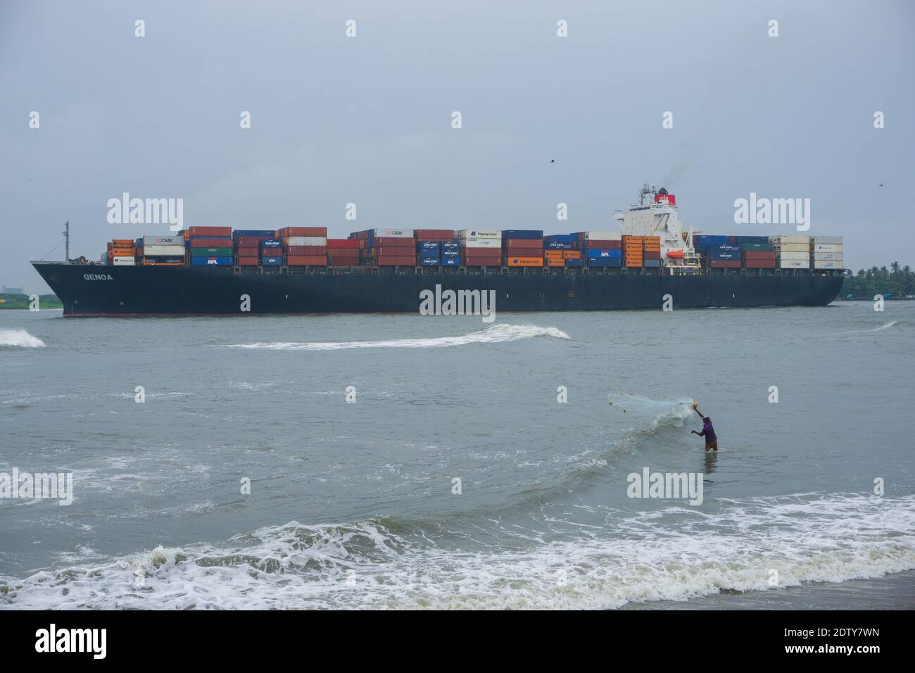 Ein Frachtschiff mit Containern - vom Strand von Fort Kochi aus gesehen (Kerala, Indien) Stockfoto