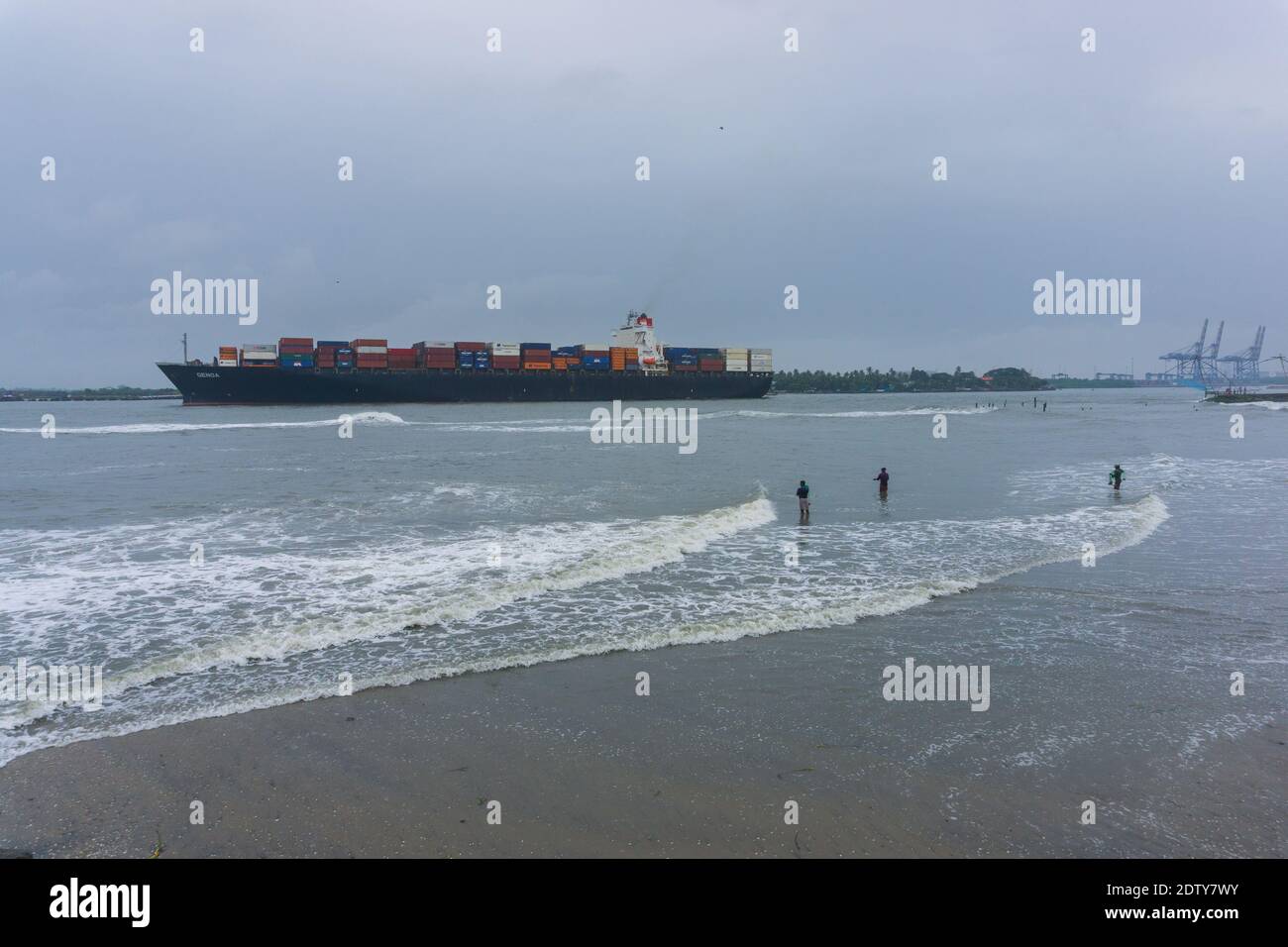 Ein Frachtschiff mit Containern - vom Strand von Fort Kochi aus gesehen (Kerala, Indien) Stockfoto