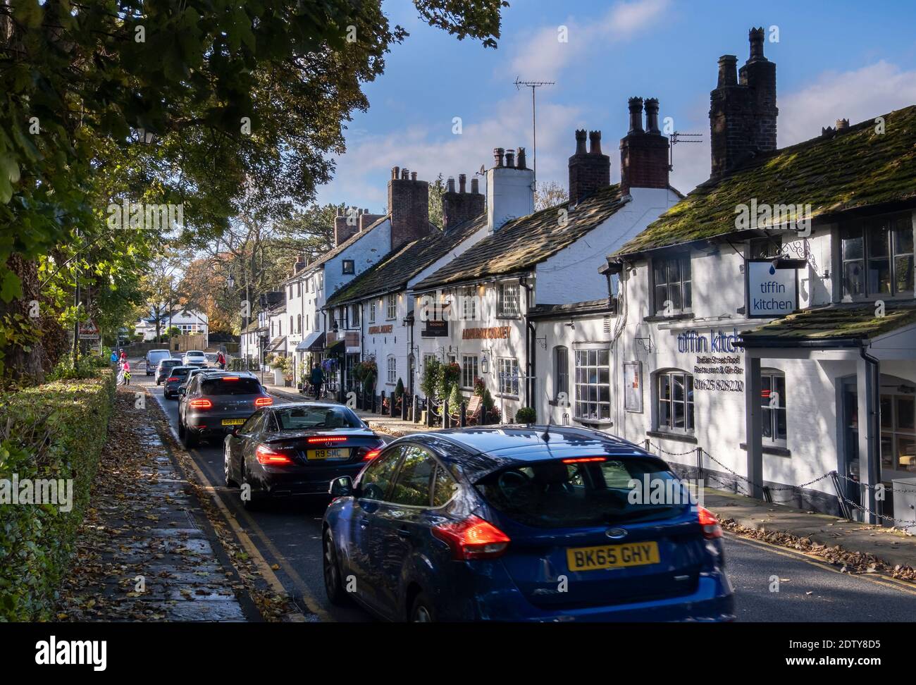 Viel Verkehr in Prestbury Village im Herbst, Prestbury, Cheshire, England, Großbritannien Stockfoto