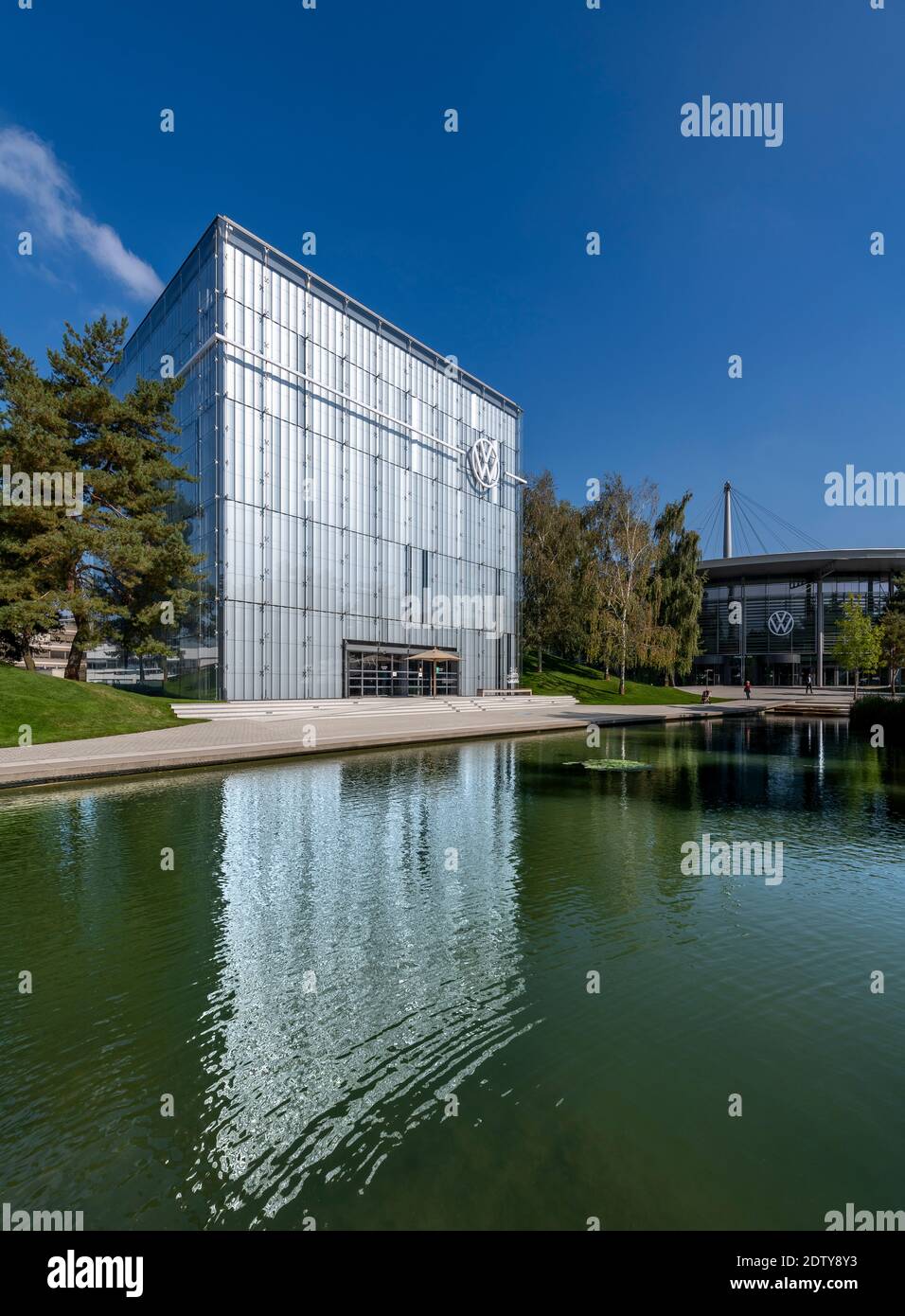 Der würfelförmige Volkswagen-Pavillon in der massiven Autostadt - Autostadt - in Wolfsburg. Deutschland. Entworfen von Ray Hole Architects. Stockfoto