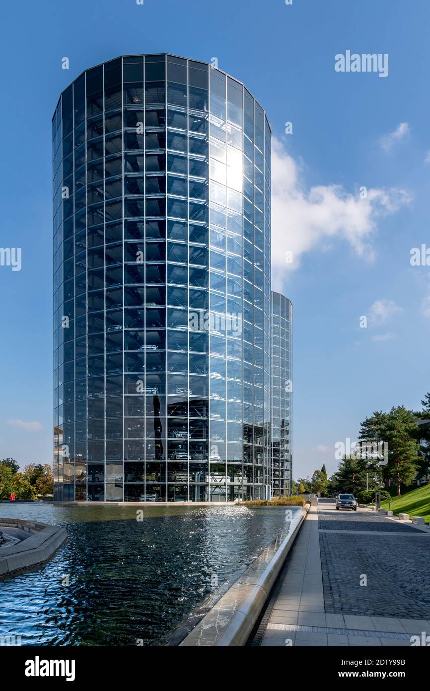 Einer von zwei Autotürmen (VW AutoTürme) in der Autostadt in Wolfsburg. Automatische Speicherung von 400 Autos in jedem Turm. Stockfoto