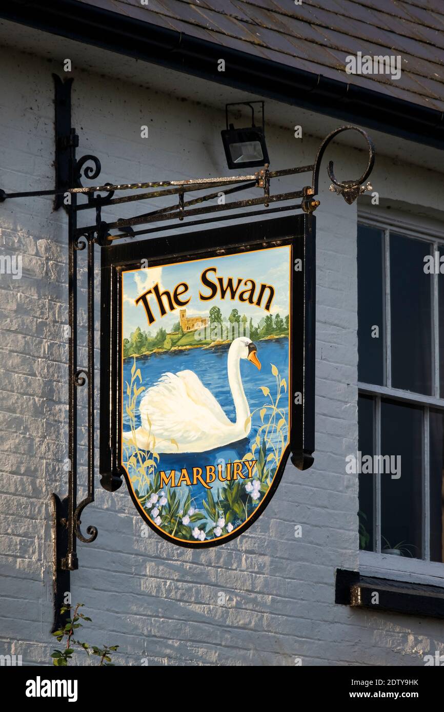 Swan Inn in Marbury Painted Pub Sign, Marbury, Cheshire, England, Großbritannien Stockfoto
