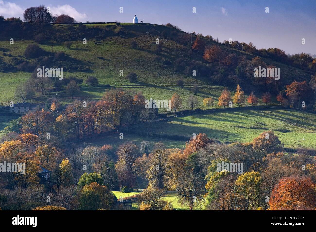 White Nancy und Kerridge Hill im Herbst, Bollington, Cheshire, England, Großbritannien Stockfoto
