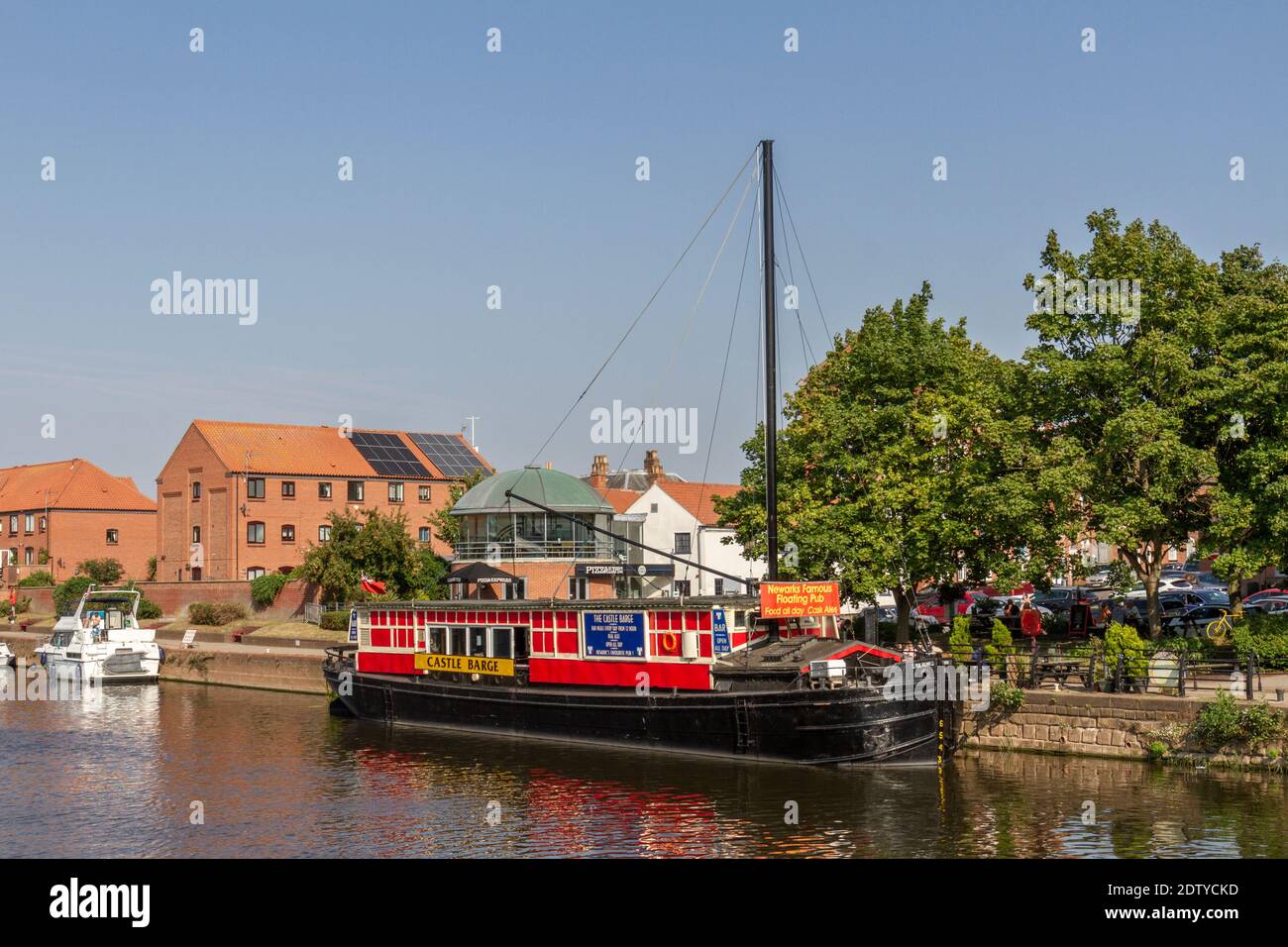 Das Cafe Castle Barge liegt am Fluss Trent in Newark-on-Trent, Nottinghamshire, Großbritannien. Stockfoto
