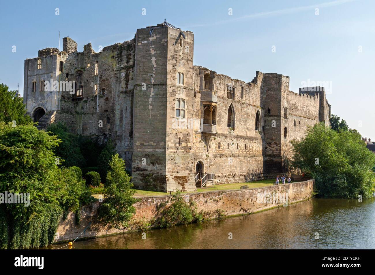 River Trent Blick auf Newark Castle, Newark-on-Trent, Nottinghamshire, Großbritannien. Stockfoto