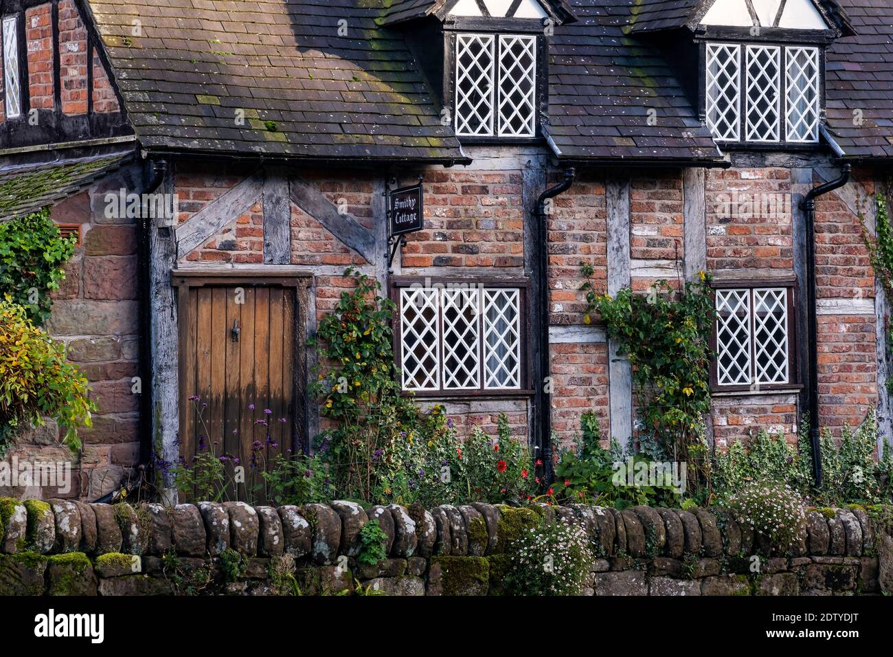 Smithy Cottage Exterior, Village of Peckforton, Hechhire, England, Großbritannien Stockfoto
