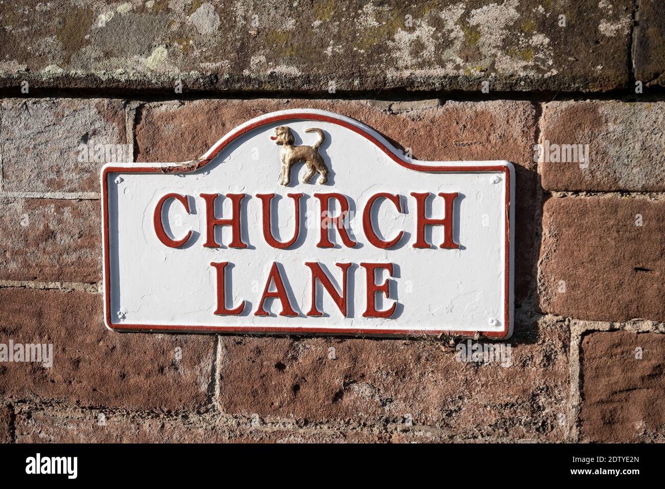 Straßenschild in Aldford Village mit Duke of Westminster Insignia, Aldford, in der Nähe von Chester, Cheshire, England, VEREINIGTES KÖNIGREICH Stockfoto