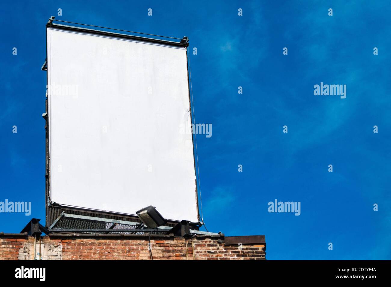 Leere Plakatwand auf dem Dach eines Gebäudes Stockfoto