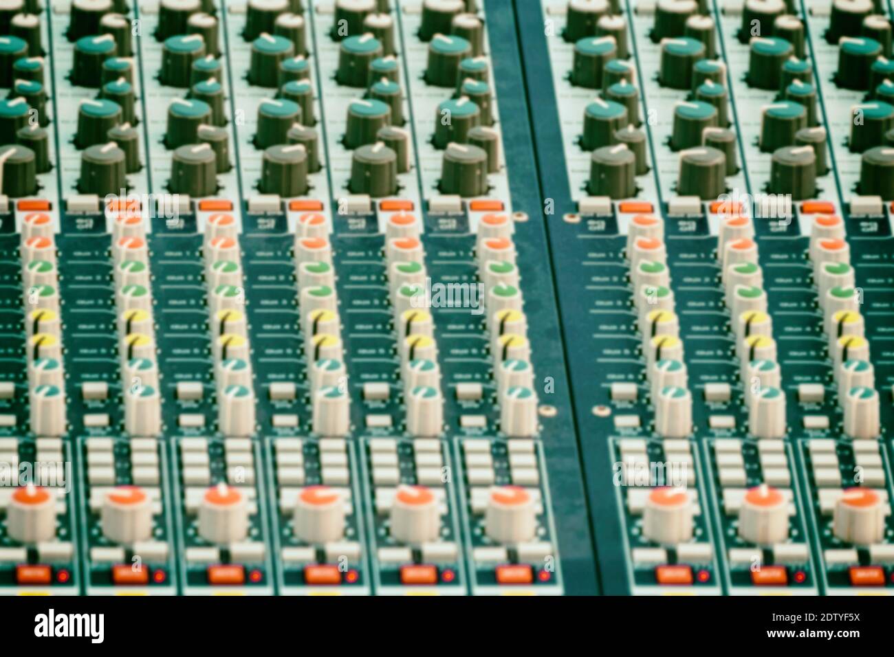 Abstrakter defokussierten Hintergrund eines Audio-Mischpults Stockfoto