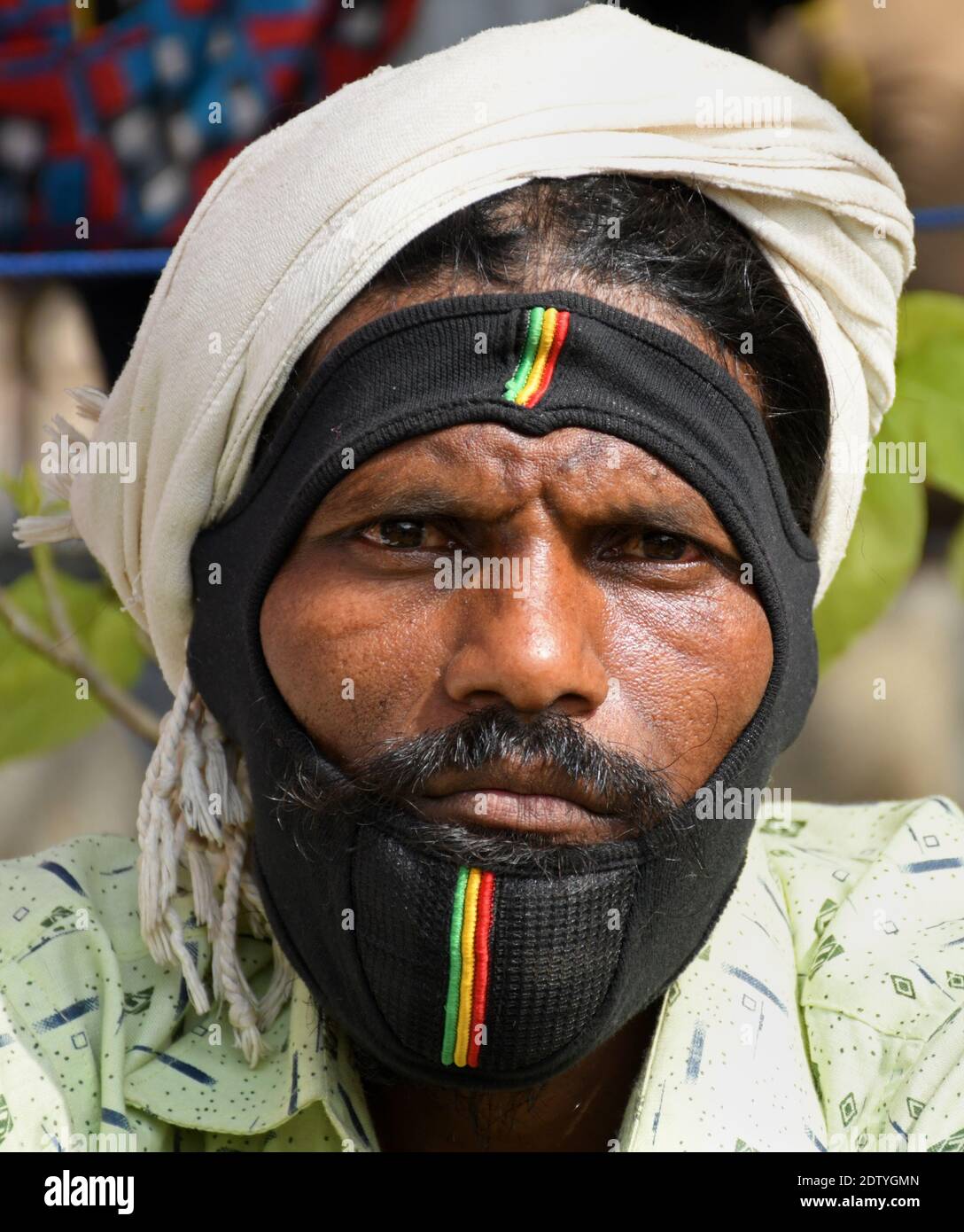 Ein Landwirt schaut während des Protestes zu.Bauern protestieren gegen das neu verabschiedete Bauerngesetz, das ihnen zufolge großen Unternehmen ausgeliefert sein wird. Stockfoto