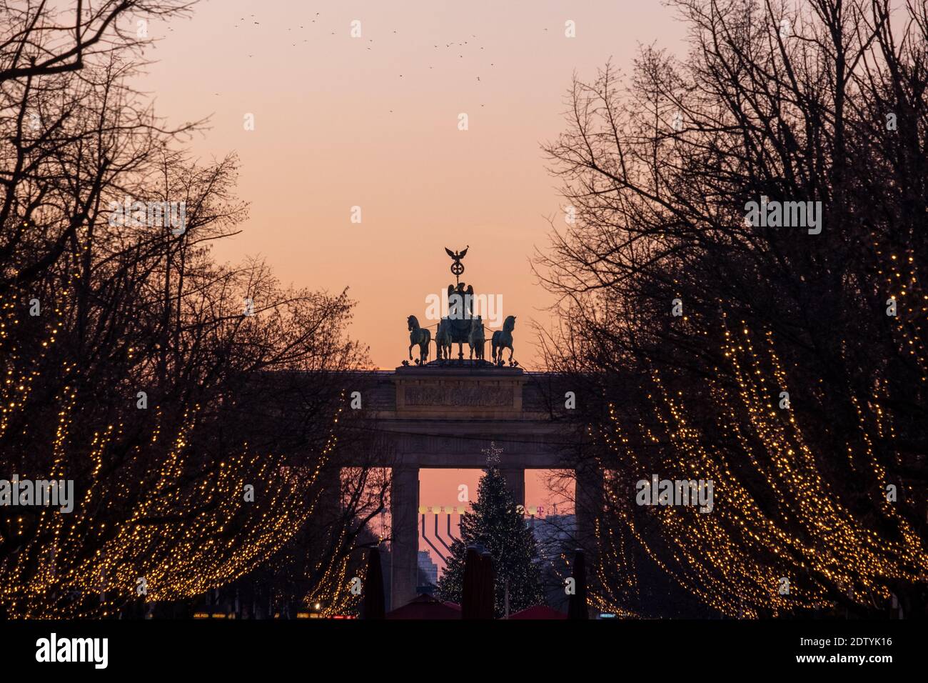 Brandenburger Tor zu Weihnachten, 2020 Stockfoto
