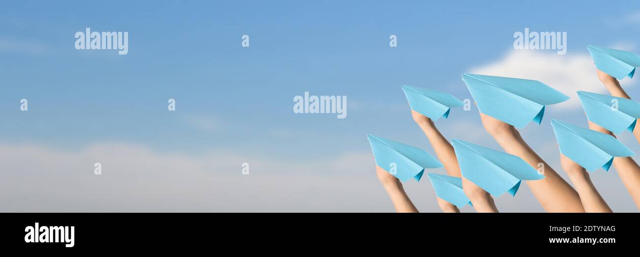 Die Hände werfen Botschaften nach oben in der Art von Papierflugzeugen. Stockfoto
