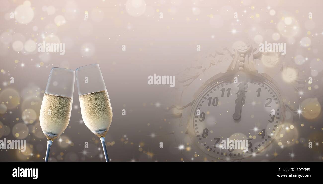 Hintergrund zum neuen Jahr. Toast mit Champagner und Uhr. Stockfoto